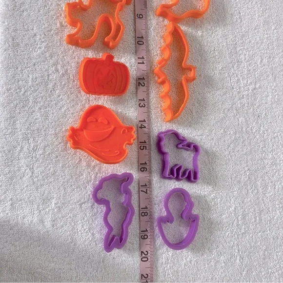 5/$35 Colorful Cookie Cutter Lot 23pcs - Picture 2 of 6